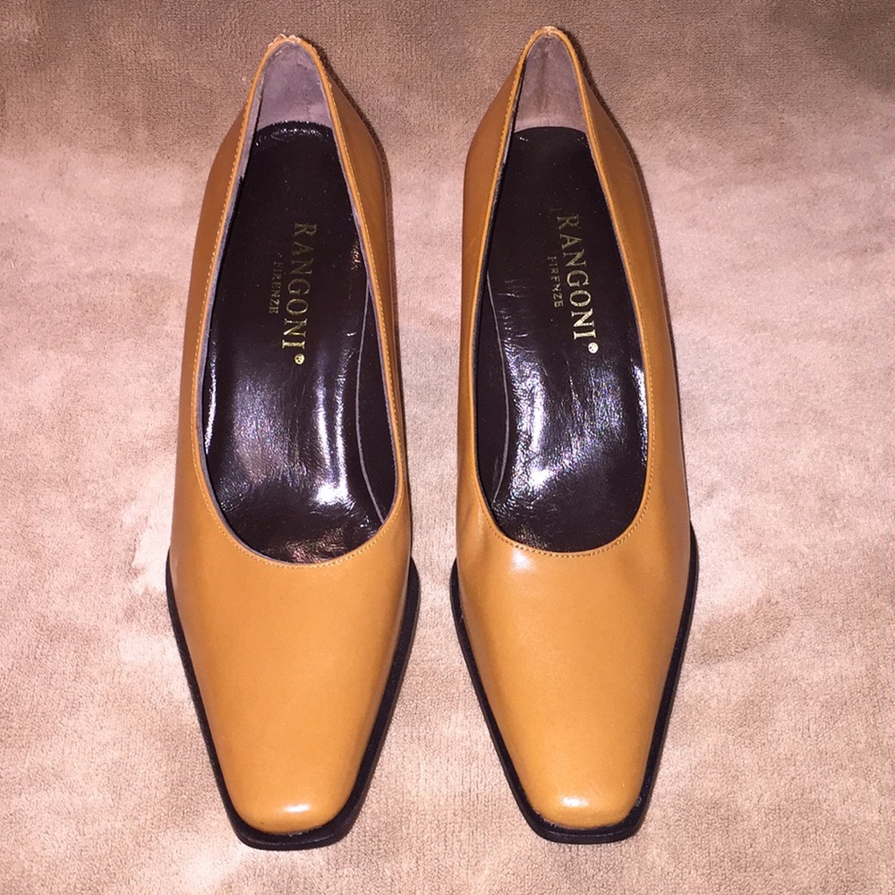 NWOT Rangoni Sz 4B Italian made leather 2.5” pumps